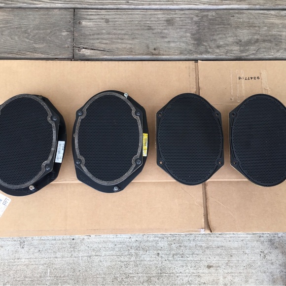 2004 Lincoln Town Car Other - Black Oval Front/Rear 2004 Lincoln Town car Speaker(Auto Car Parts)